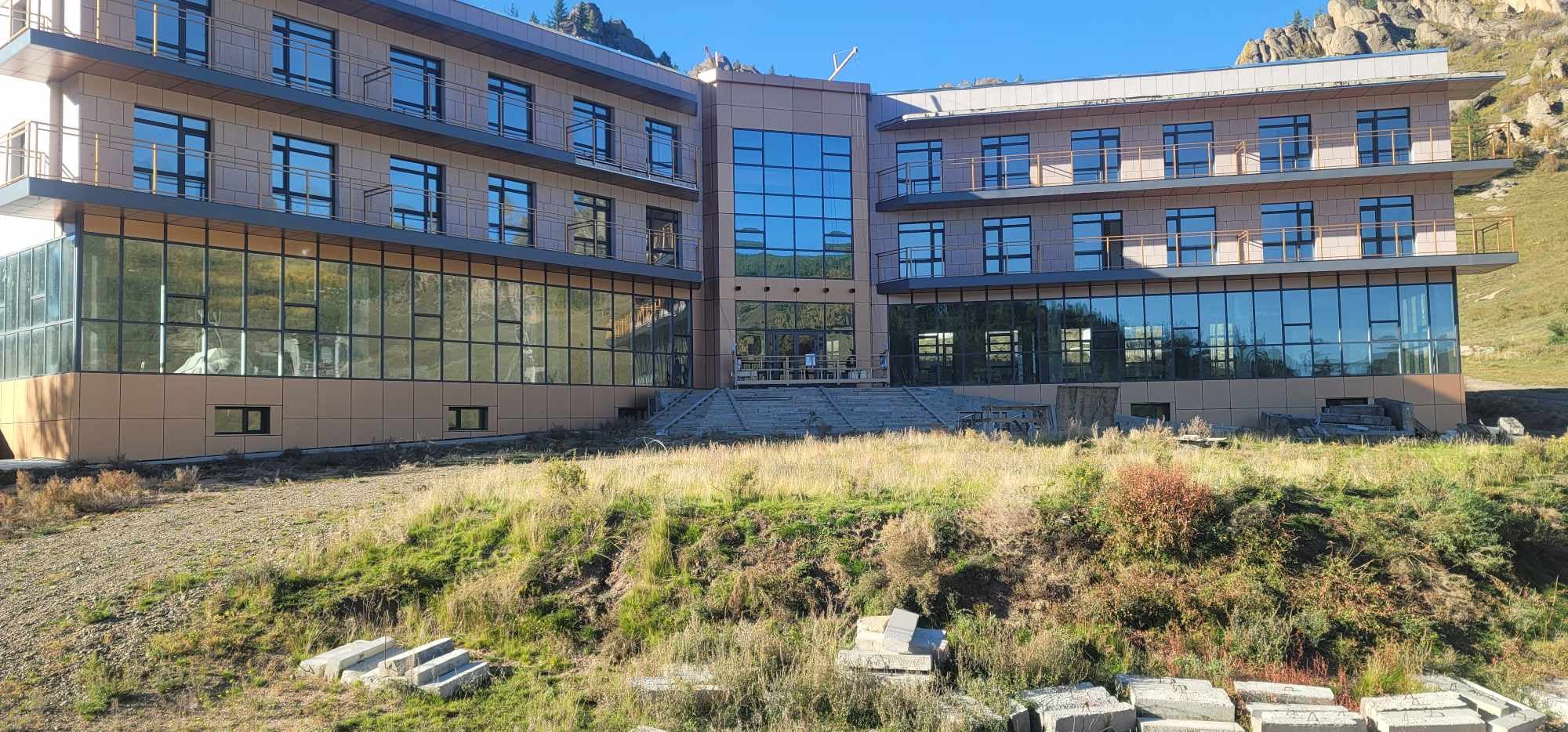 Тэрэлжид байрлалтай 4 давхар зочид буудлын барилга